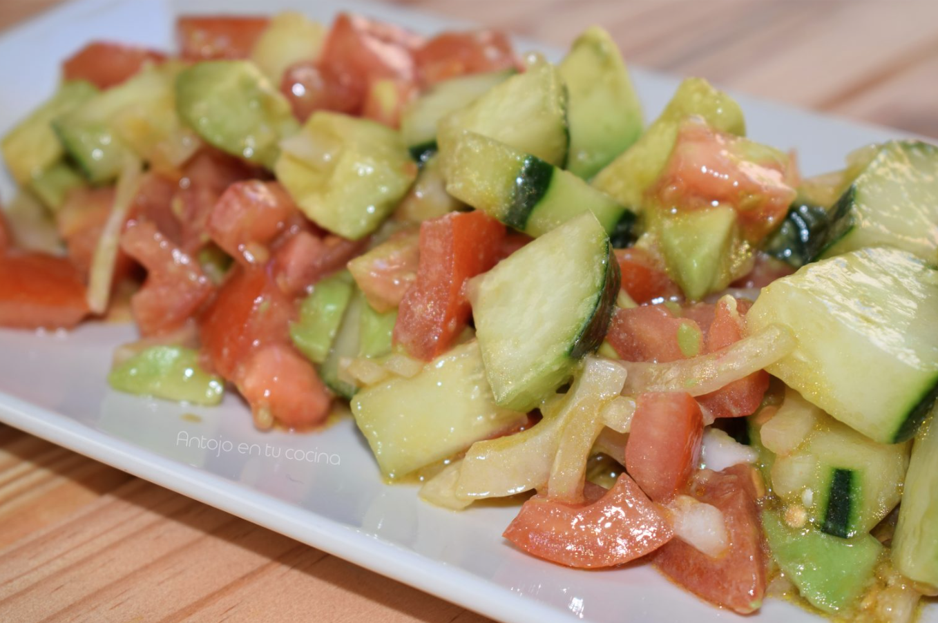 Ensalada de pepino, tomate y aguacate con arroz gitano con cerdo y cordero